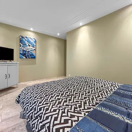 Grand Salon Cosy, Proche Centre & Garage 2p شقة